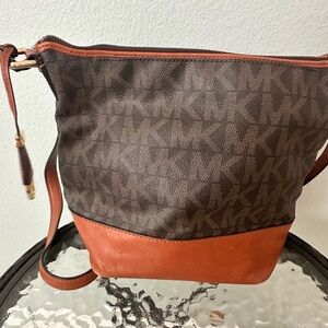 Michael Kors Bedford Messenger Bag

 10.5"W X 6.5"H X 3.5"D
 Strap: 21"-23"
